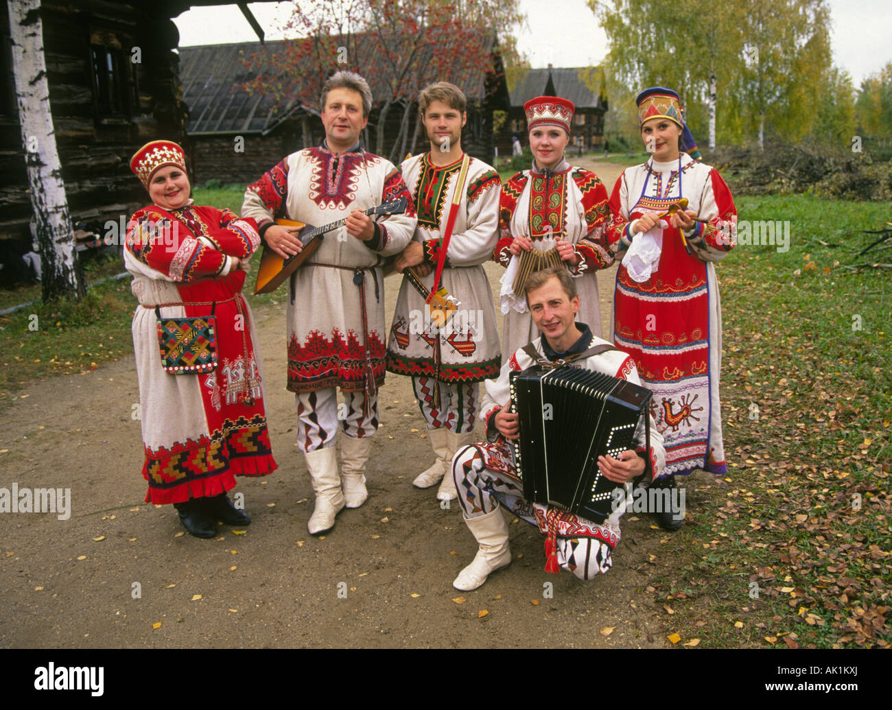 Eine Gruppe von russischen Musikern, gekleidet in traditioneller Kleidung in einem kleinen abgelegenen Dorf an den Ufern der Wolga Stockfoto