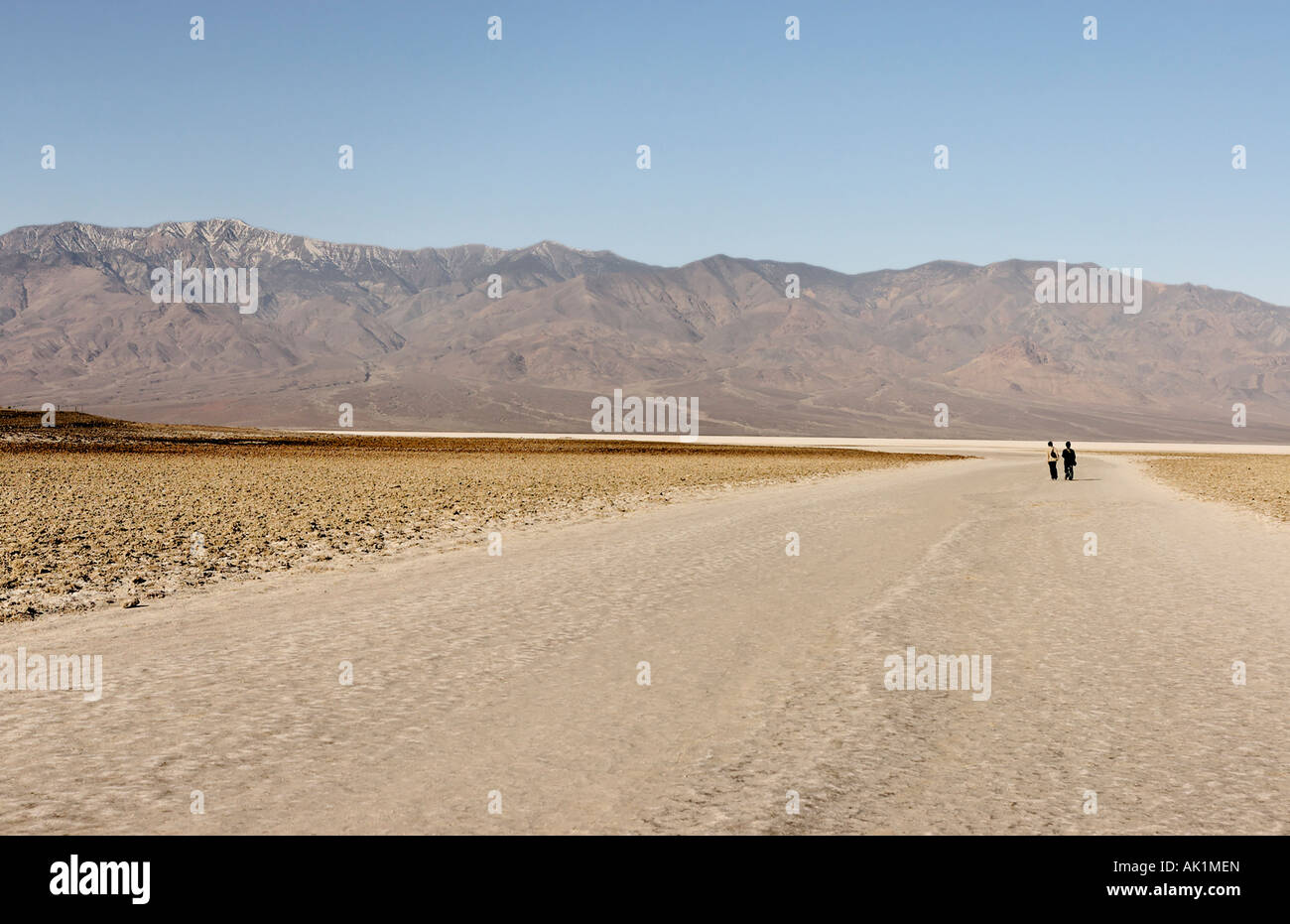 Zwei Touristen wandern über Salinen bei Badwater Death Valley Nationalpark, Kalifornien Stockfoto