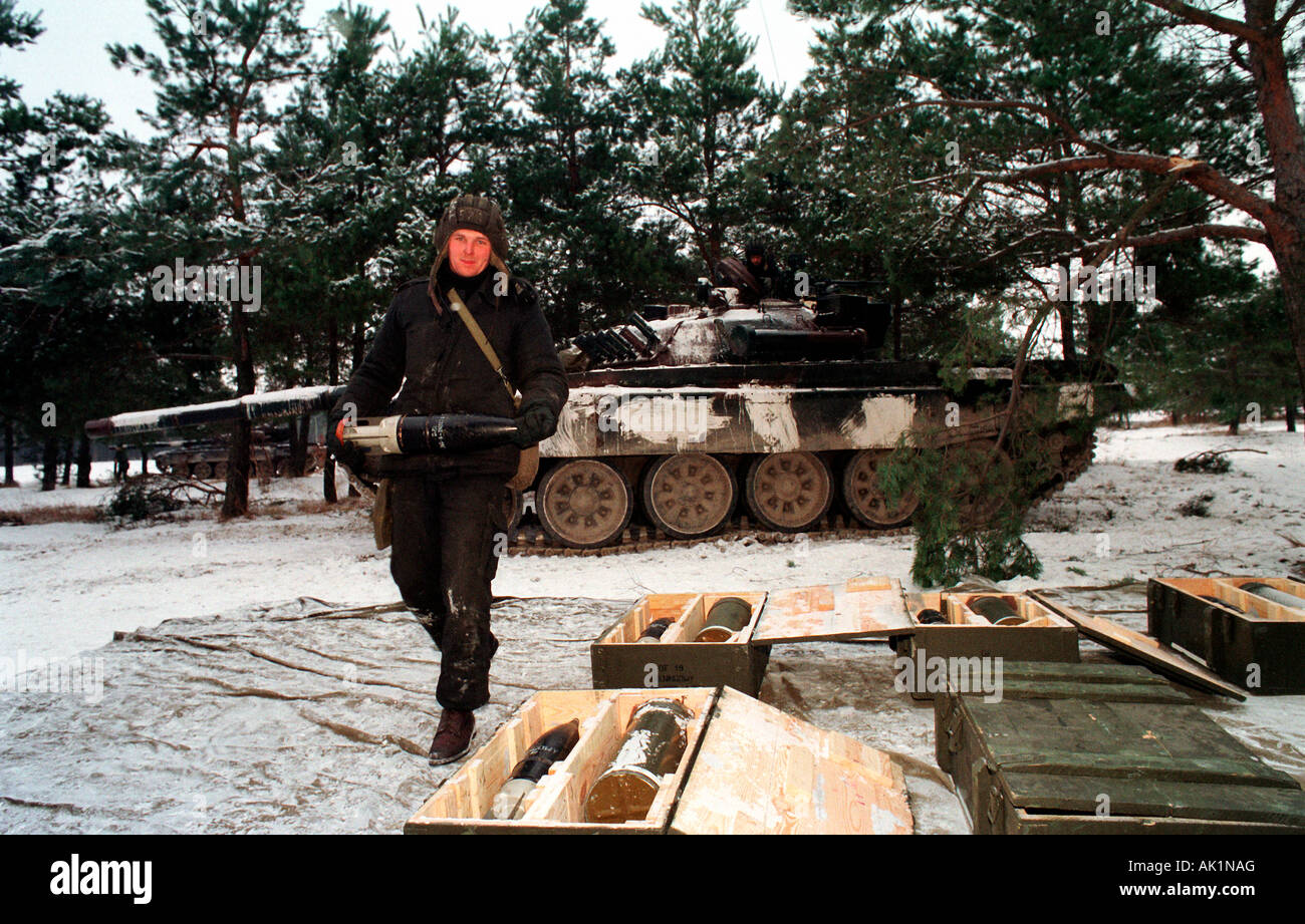 Polnische Soldaten entladen Munition von einem russischen Panzer T-72, Zagan, Polen Stockfoto