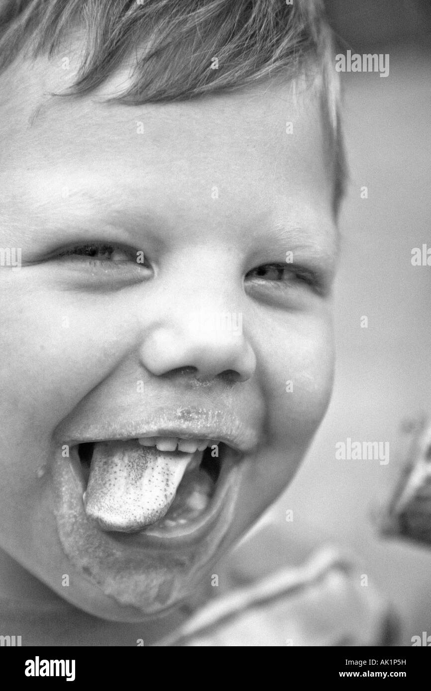 Kleiner Junge essen Eiscreme-Kegel Stockfoto