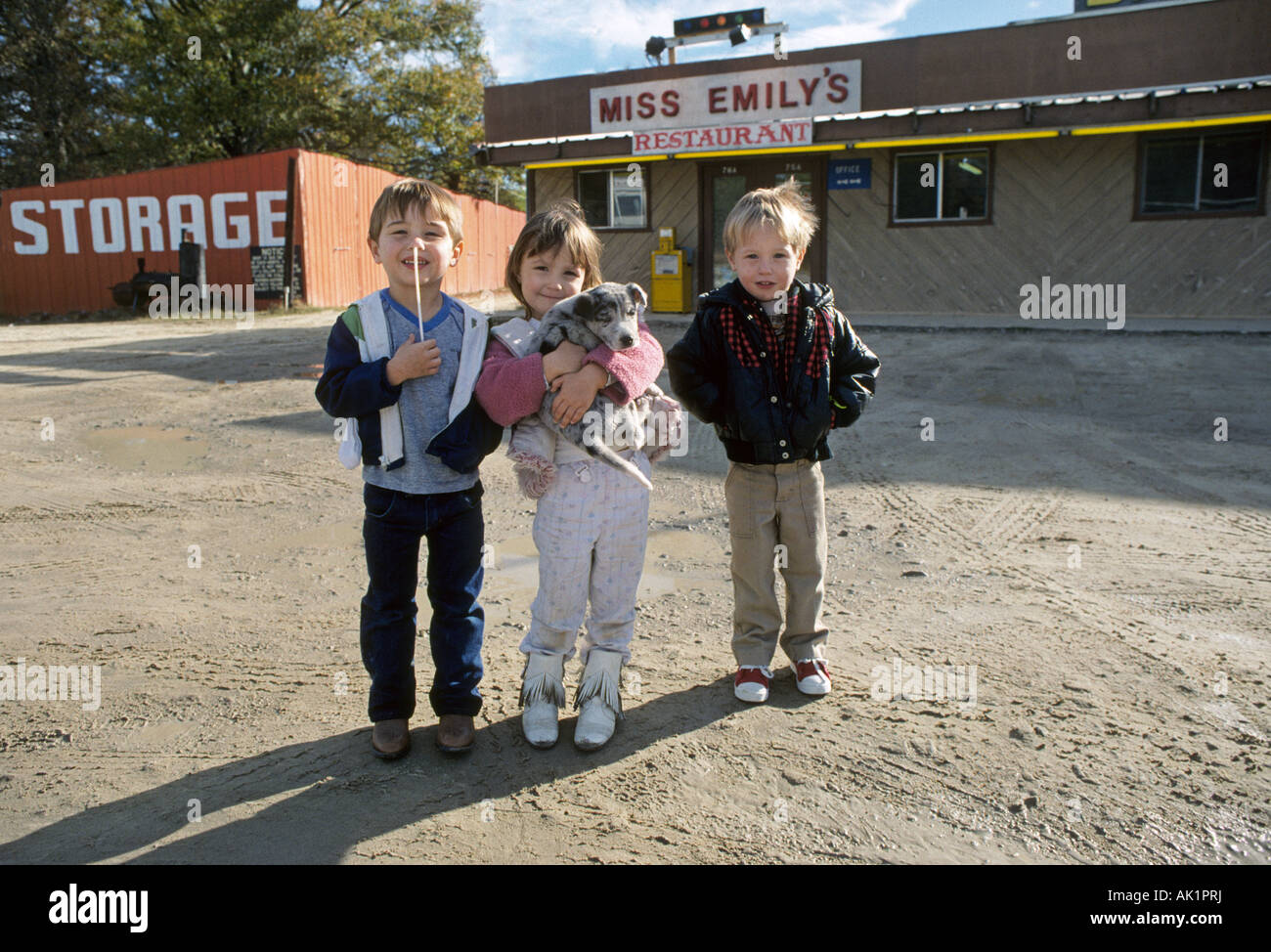 Drei Kinder stehen vor einem kleinen ländlichen Café in einem abgelegenen Teil des East Texas Hill country Stockfoto