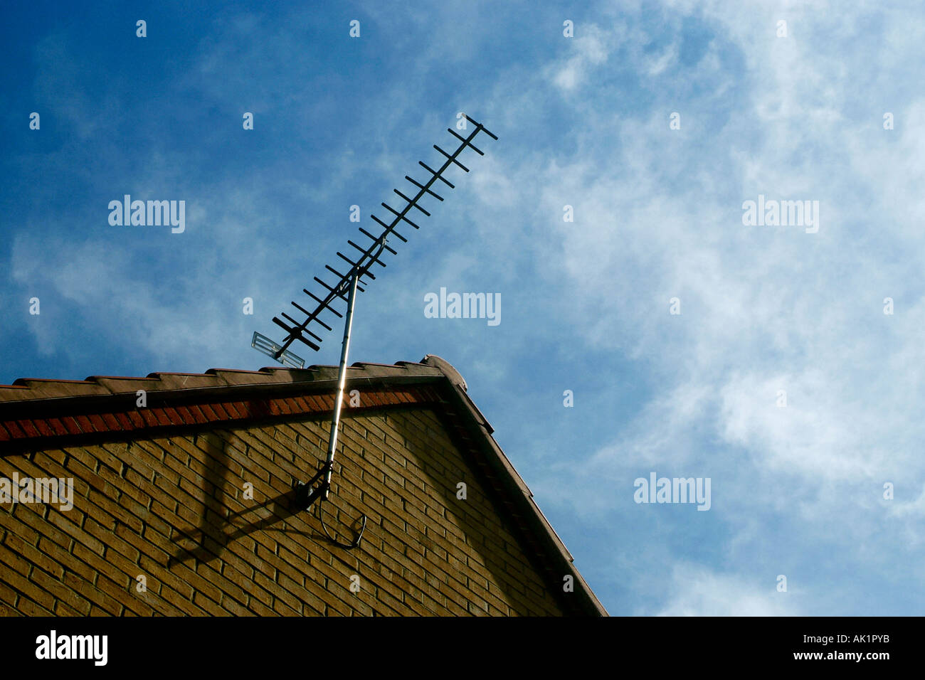 Terrestrische Antenne an der Seite eines Hauses befestigt Stockfoto