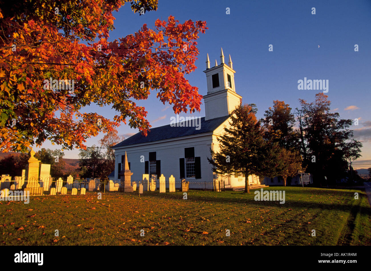 Mondaufgang über ein Landkirche und Friedhof im Oktober als der Herbst Farbwechsel überholt den Green Mountains von Vermont Stockfoto