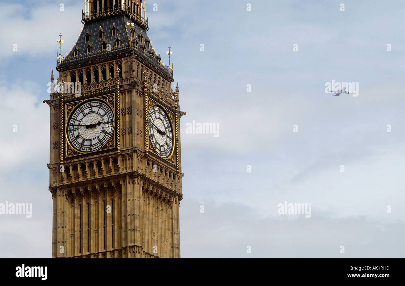 Big Ben Clocktower mit einem blauen Himmel mit weißen Wolken und einem Passagier-Jet fliegen vorbei. Stockfoto