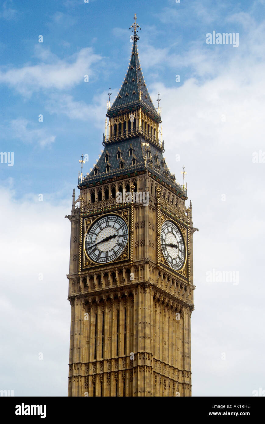 Big Ben Clocktower mit blauem Himmel mit weißen Wolken in einem Porträt Format Bild. Stockfoto