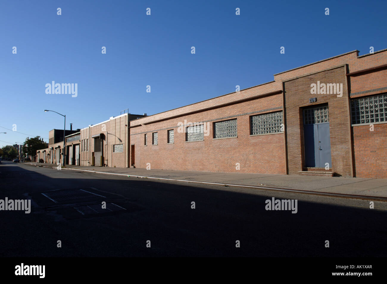 Verlassene Straße mit Lagerhallen im Stadtteil Greenpoint, Brooklyn Stockfoto