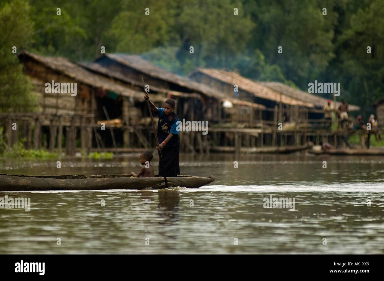 Malerische Aussicht auf Asmat Dorf in Irian Jaya, Indonesien. Stockfoto