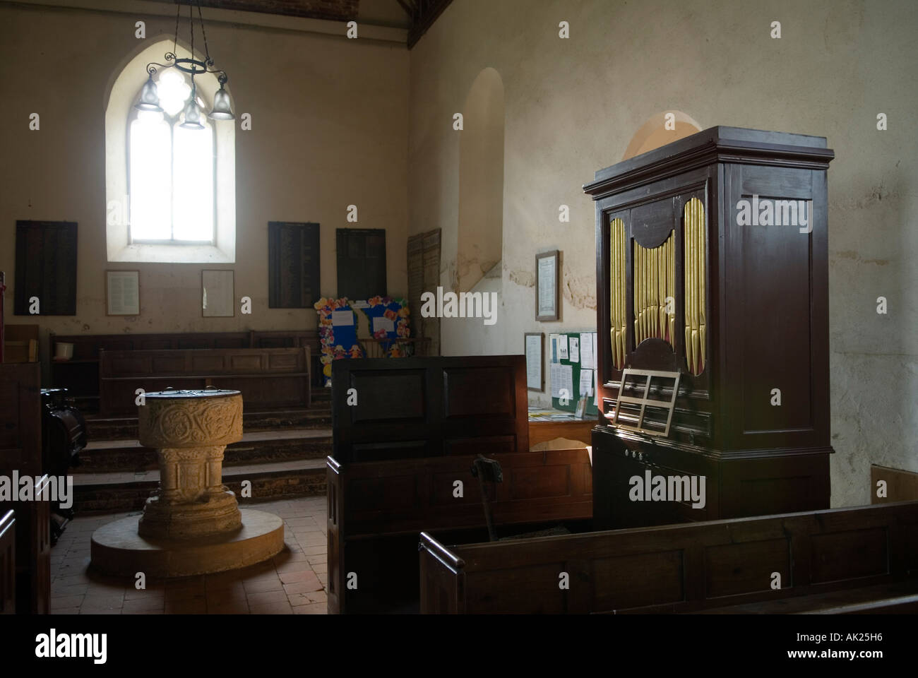 St. Andrews Kirche. Innenraum mit wenig Schnarchen. Eine normannische Fontäne mit einer runden Schüssel, die mit Laub verziert ist. North Norfolk, England, Großbritannien 2006 2000er Jahre Stockfoto