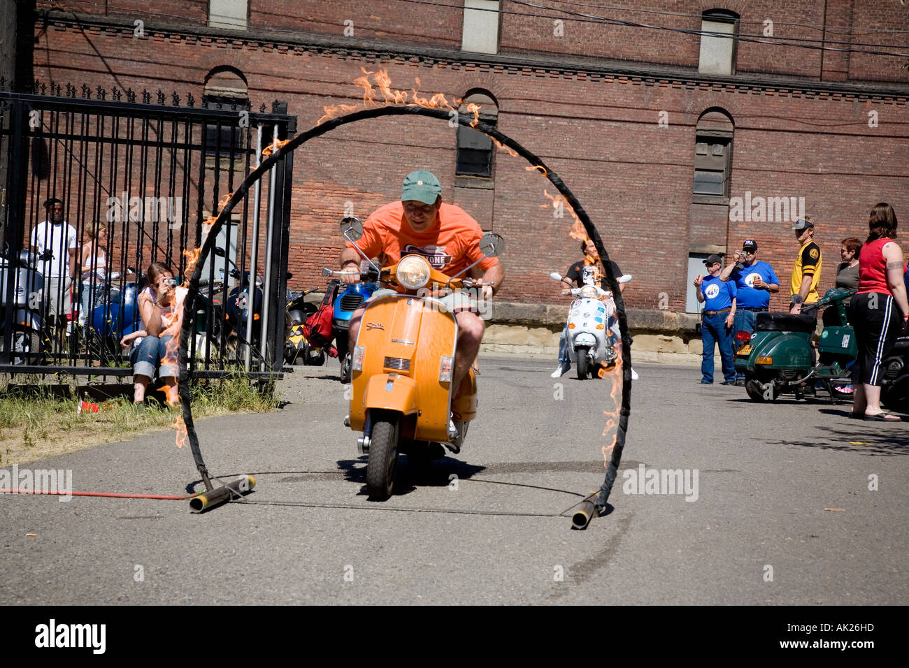 Mann Stella Motorroller durch den Ring des Feuers bei Vespa Club of Seattle Sommer Rallye Seattle Washington USA Stockfoto