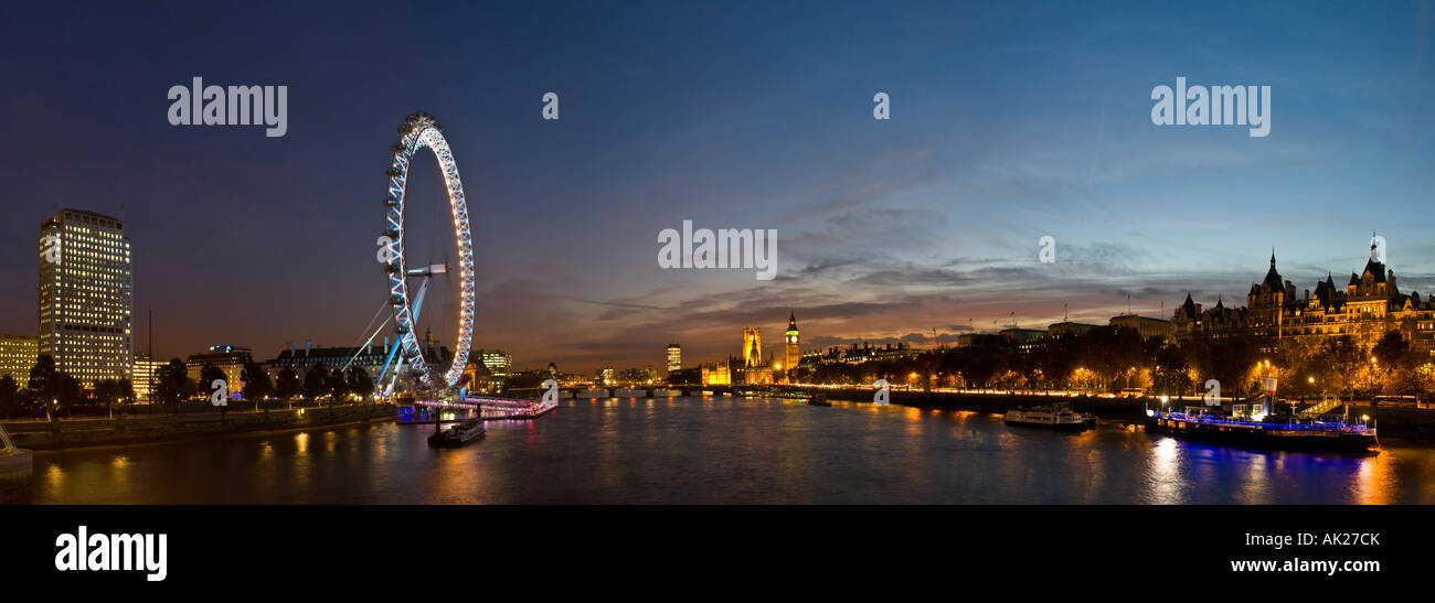 Einen 3 Bild Stich Panoramablick auf London Eye, Westminster Bridge und Häuser des Parlaments von Charing X Brücke bei Sonnenuntergang. Stockfoto