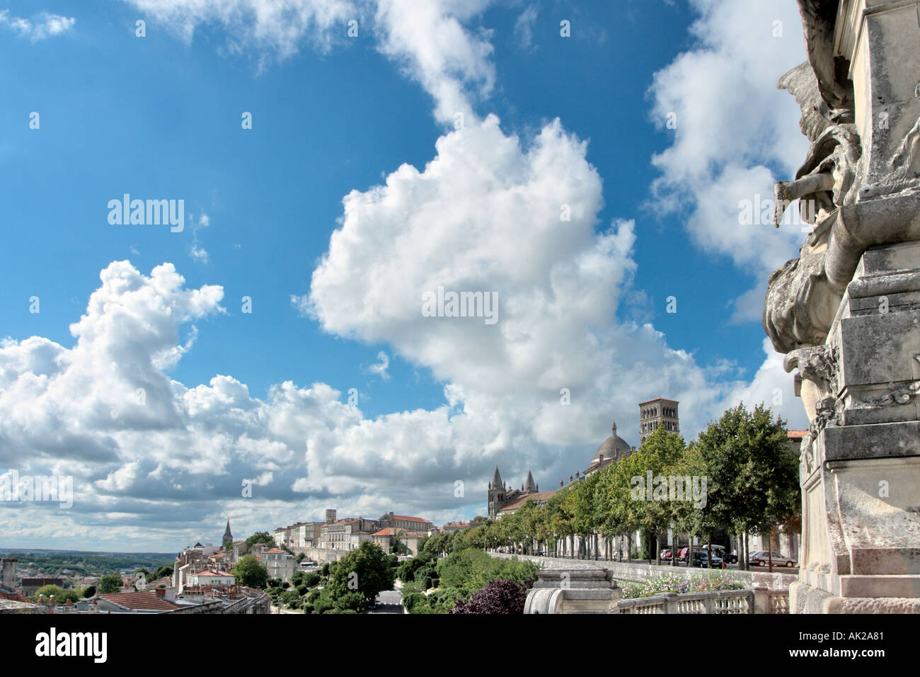 Rempart Desaix in der Altstadt mit der Kathedrale in der Ferne, Angouleme, Poutou Charentes, Frankreich Stockfoto