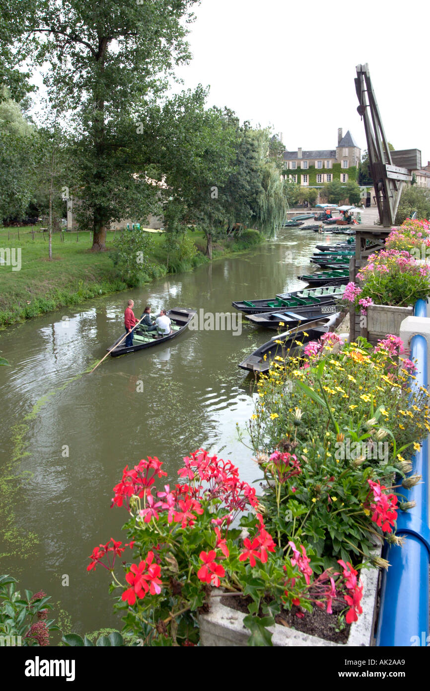 Bootsfahrten auf dem Fluss Sevre, A83, Marais Poitevin, Poitou-Charentes, Frankreich Stockfoto