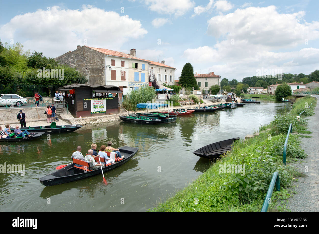 Bootsfahrten auf dem Fluss Sevre, Coulon, Marais Poitevin, Poitou-Charentes, Frankreich Stockfoto