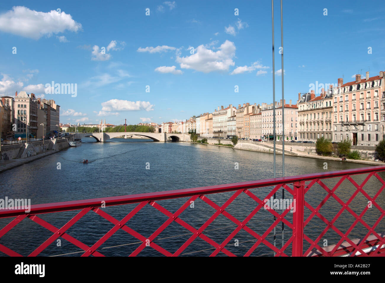 Fußgängerbrücke (Passerelles St Georges) über den Fluss Saone, Luxusboutiquen, Lyon, Rhone-Tal, Frankreich Stockfoto
