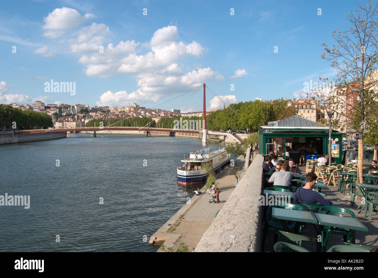 Riverside Café am Fluss Saone, Presqu'ile, Lyon, Rhone-Tal, Frankreich Stockfoto