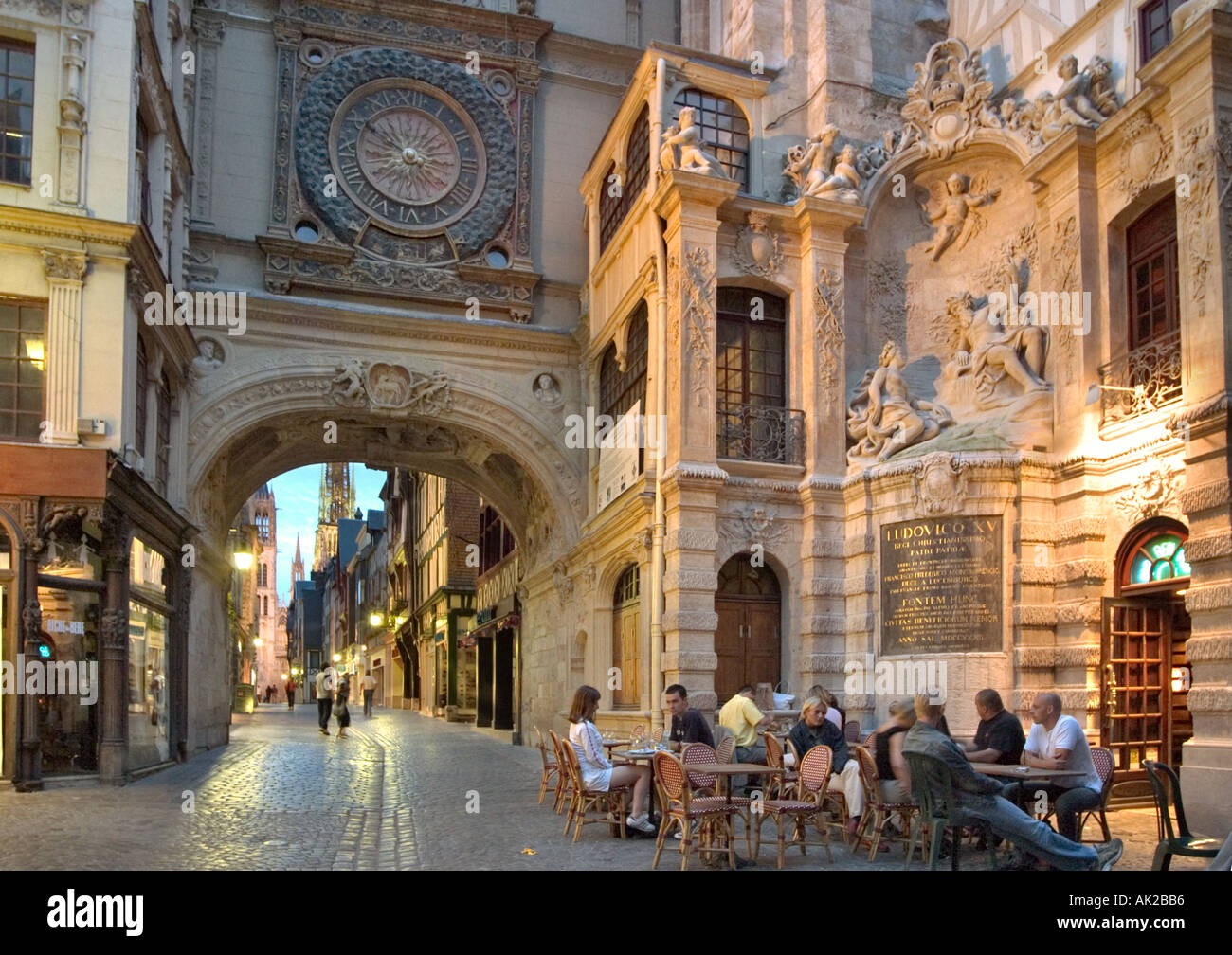 Restaurant unter der Uhr auf der Rue du Gros Horloge, Rouen, Normandie, Frankreich Stockfoto