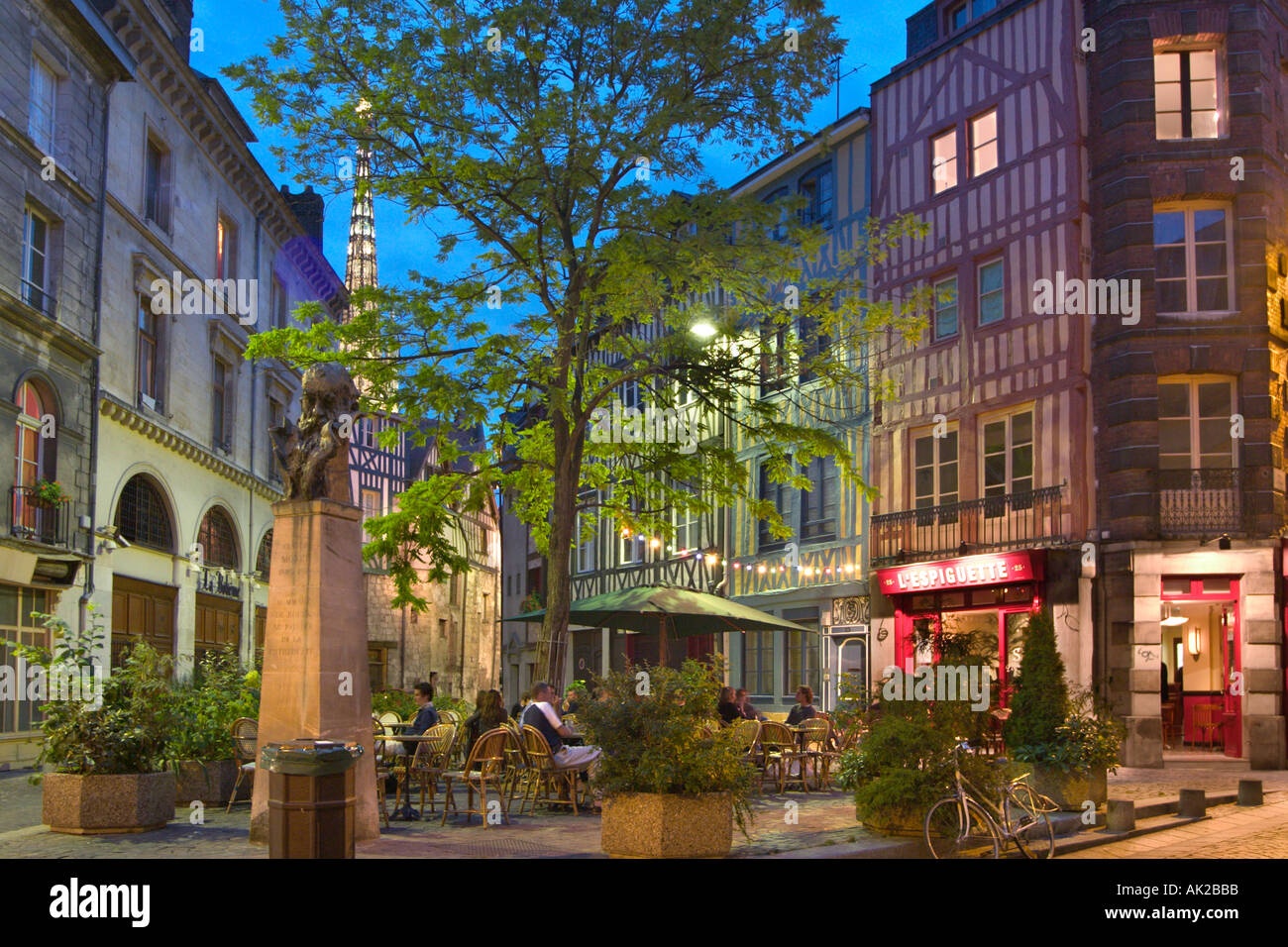 Restaurant in der Nacht in der Altstadt, Rouen, Normandie, Frankreich Stockfoto