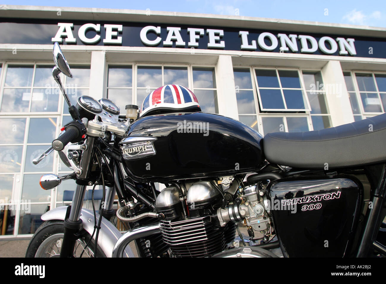 Motorradfahrer, die Sitzung Punkt ACE Cafe, London, England Stockfoto
