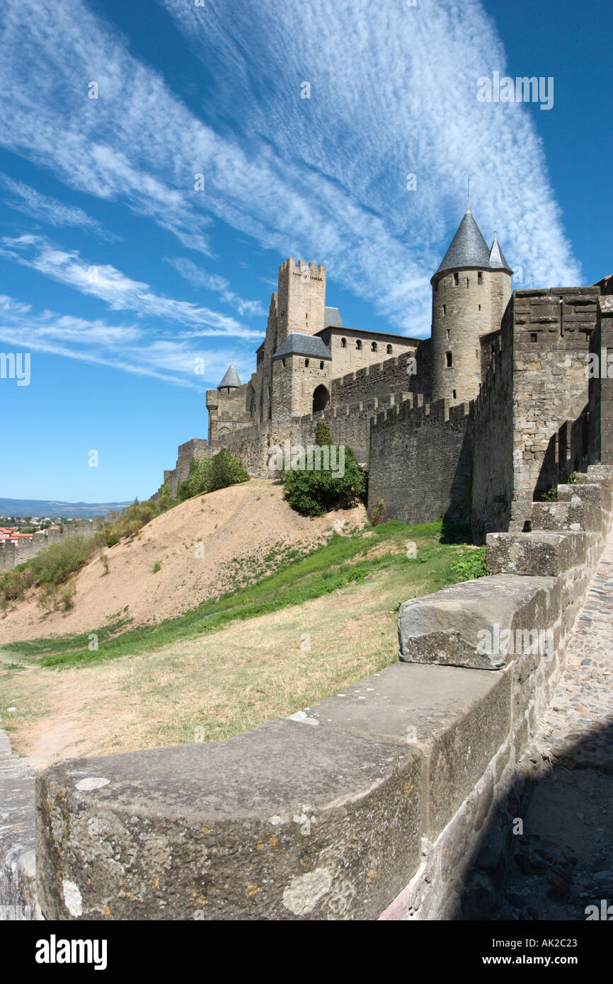 Porte d'Aude und Außenwände der Cité, Carcassonne, Aude, Languedoc, Frankreich Stockfoto