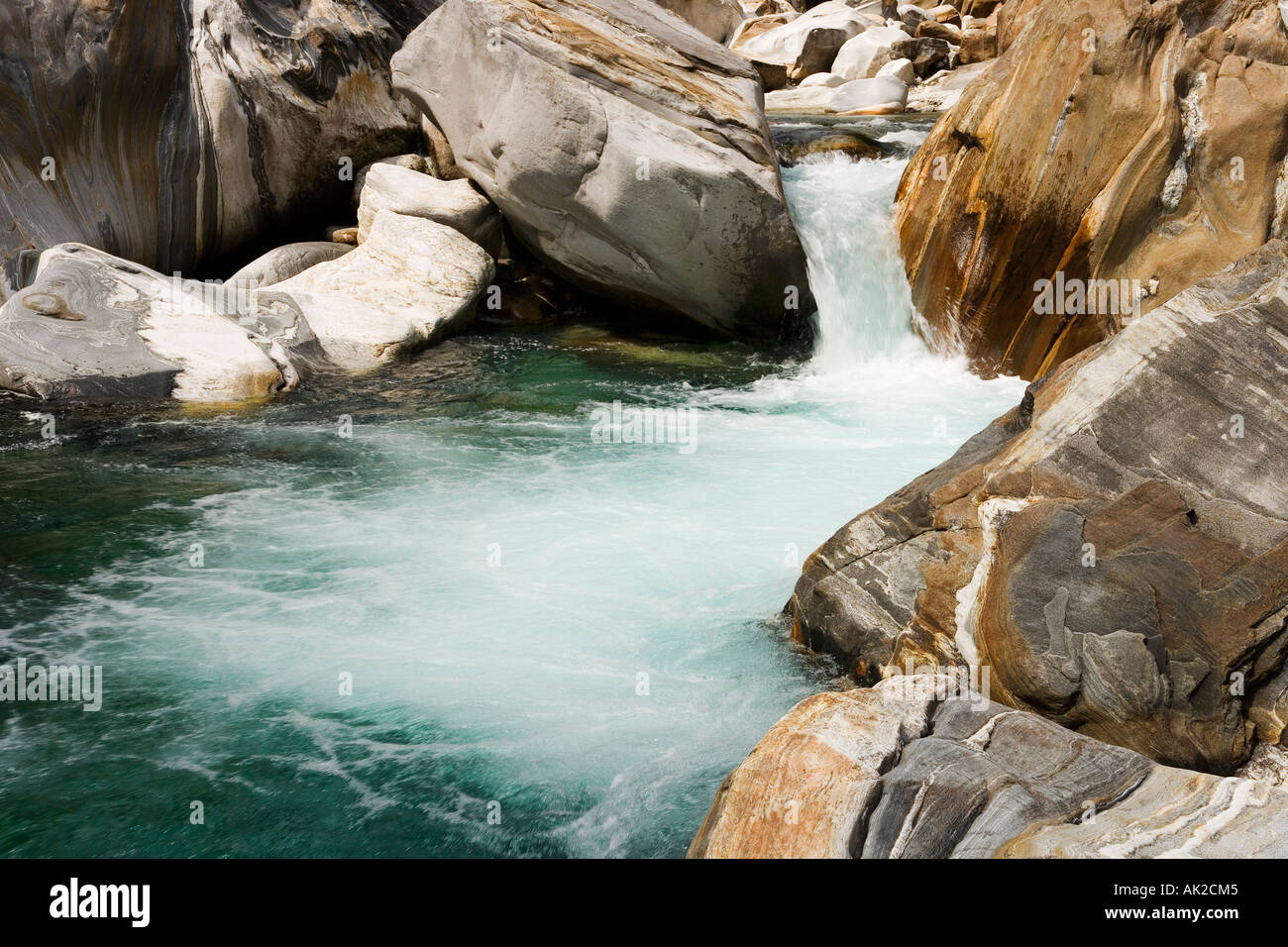 der Bergbach Verzasca in der Nähe von Brione im Verzascatal, Kanton Tessin, Schweiz Stockfoto