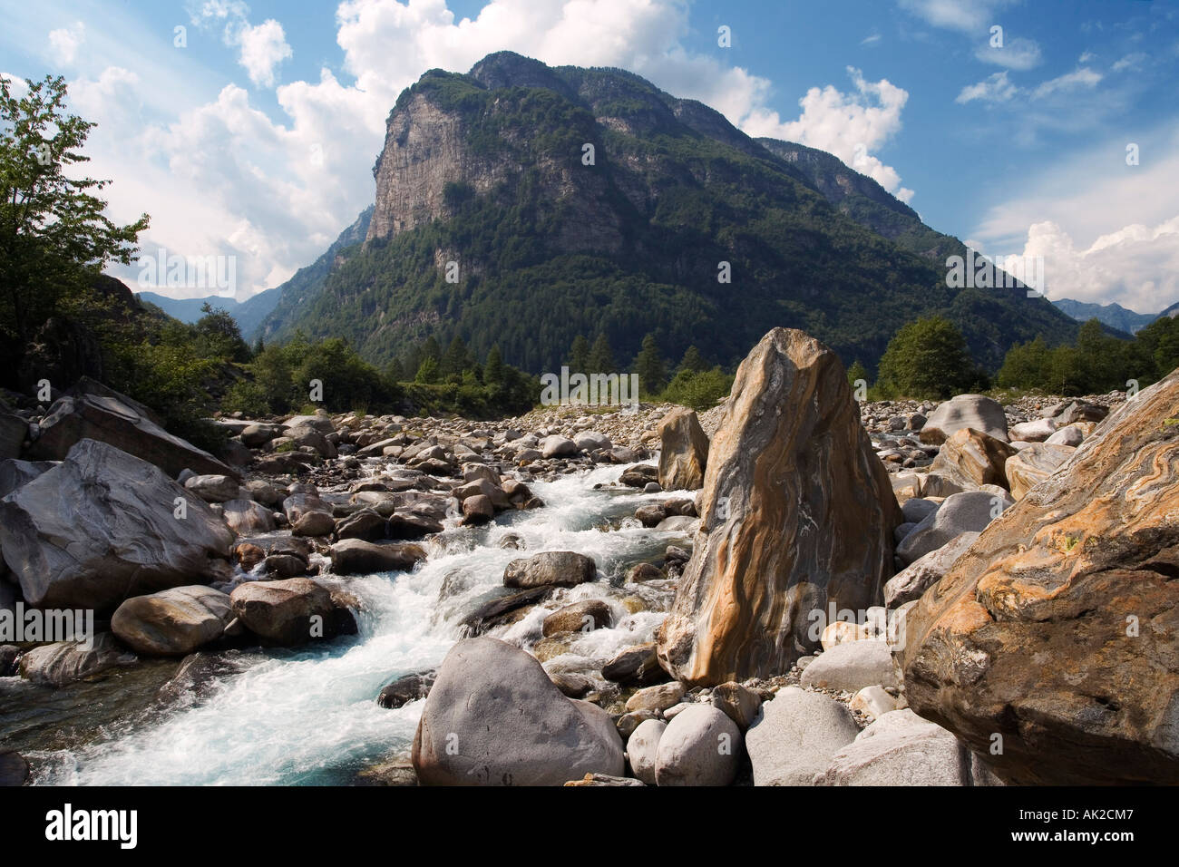 der Bergbach Verzasca in der Nähe von Brione im Verzascatal, Kanton Tessin, Schweiz Stockfoto