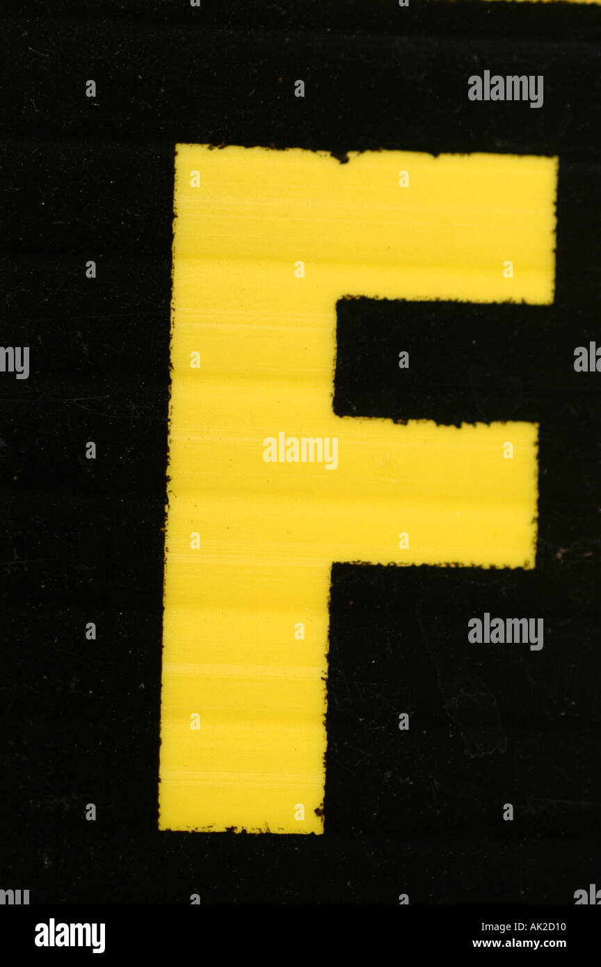 Der Buchstabe "F" in gelber Farbe. Stockfoto