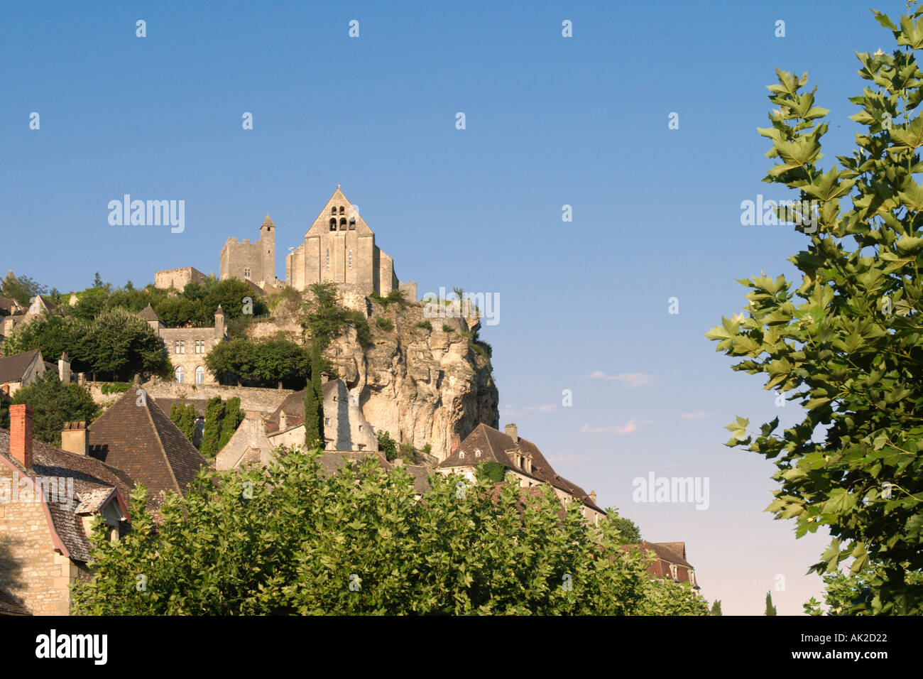 Hilltop Schloss im Abendlicht, Beynac et Cazenac, Dordogne, Frankreich Stockfoto