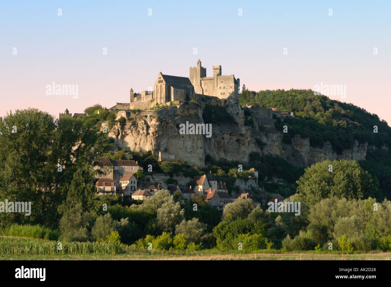 Hilltop Schloss im Abendlicht, Beynac et Cazenac, Dordogne, Frankreich Stockfoto