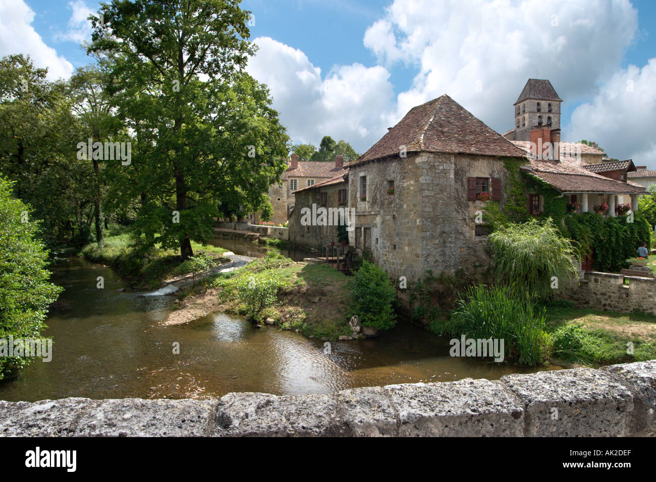 Fluss und Kirche von St. Jean Baptiste, St-Jean-de-Cole, Dordogne, Frankreich Stockfoto