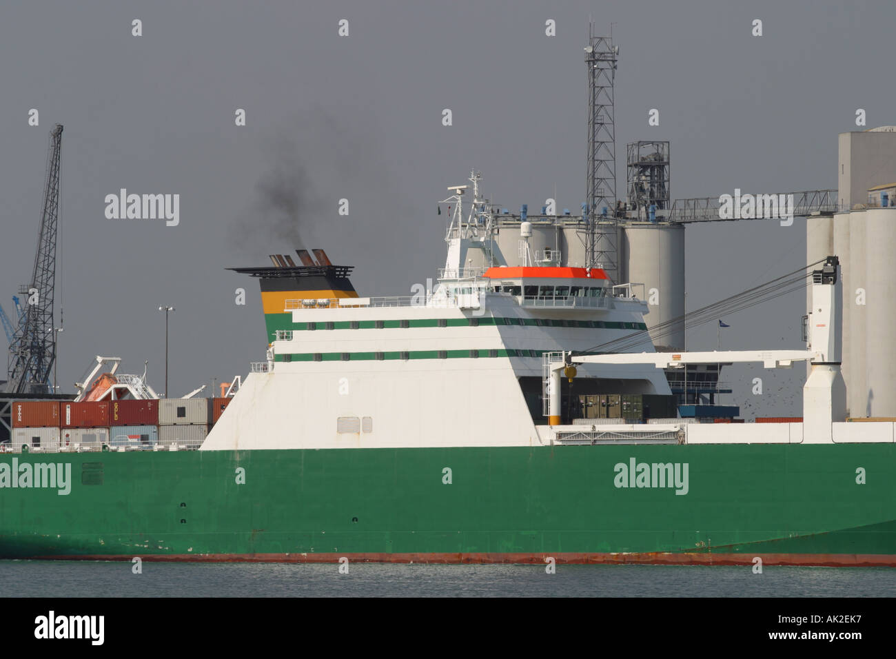 Große kommerzielle Containerschiff Wasserfahrzeug verlässt Southampton docks Stockfoto