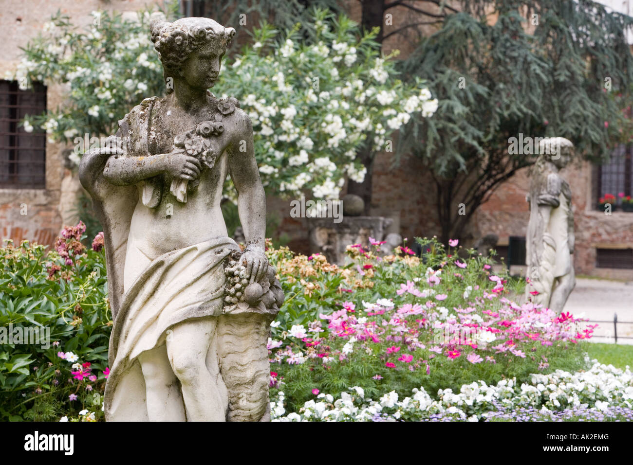 Gärten und Statuen des Teatro Olimpico Vicenza Veneto Italien Stockfoto