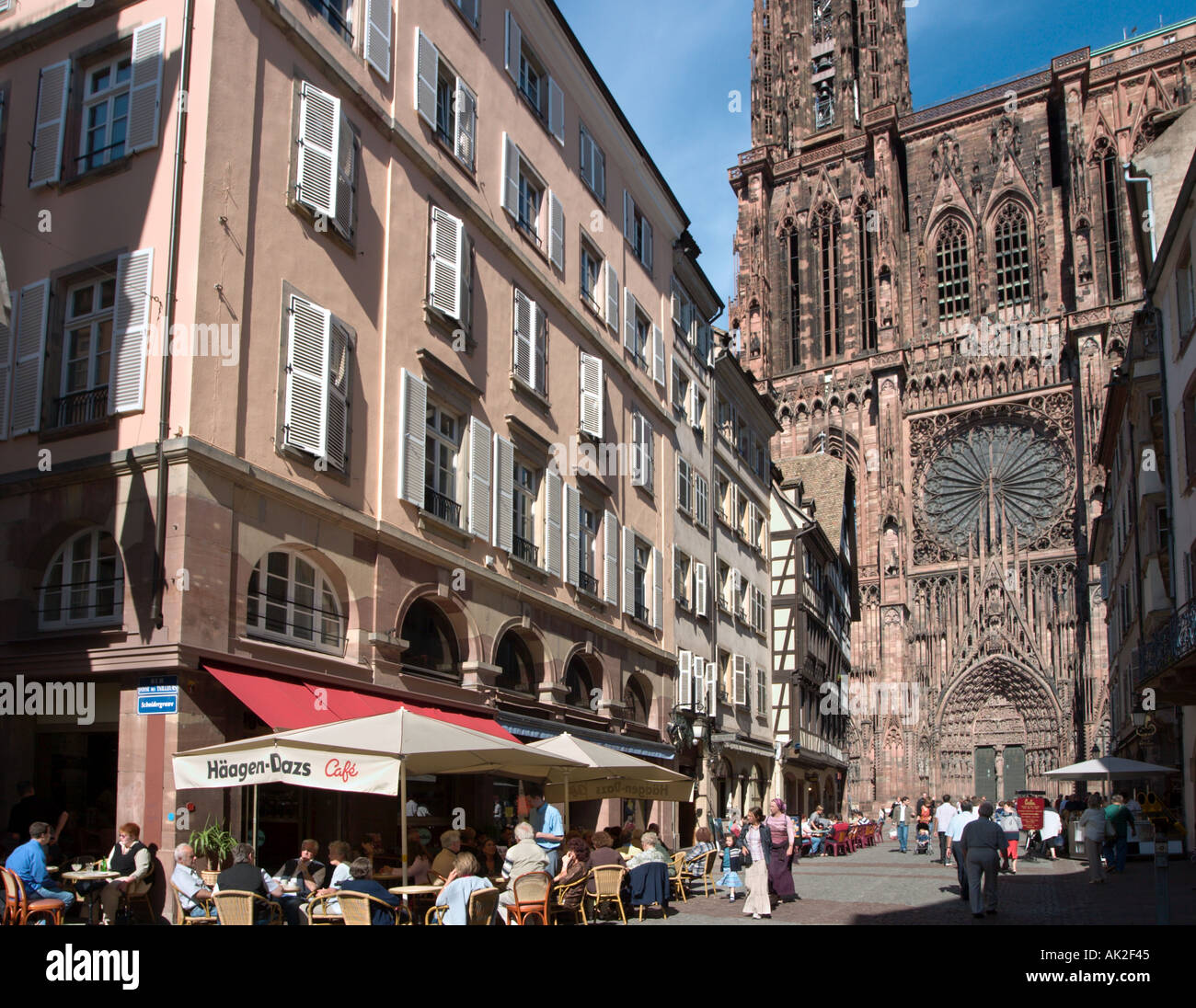 Straßburger Münster. Straßencafé vor der Cathedrale d Notre-Dame, Straßburg, Elsass, Frankreich Stockfoto