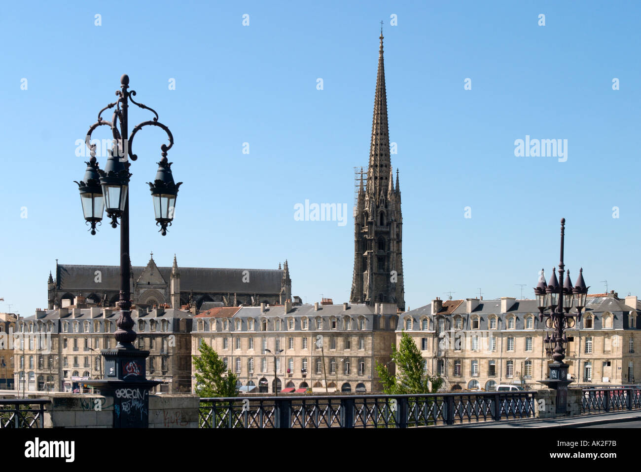 Pont de Pierre und der Turm der Kirche St. Michel, Fluss Garonne, Altstadt, Bordeaux, Aquitanien, Frankreich Stockfoto