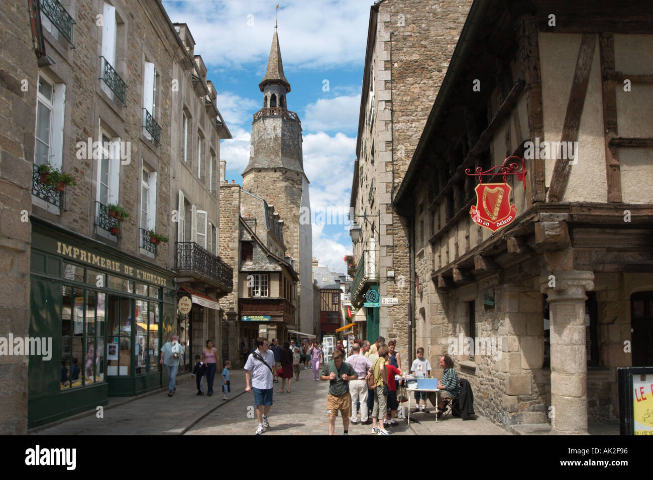 Stadtzentrum und Tour Horloge (Uhrturm), Dinan, Bretagne, Frankreich Stockfoto