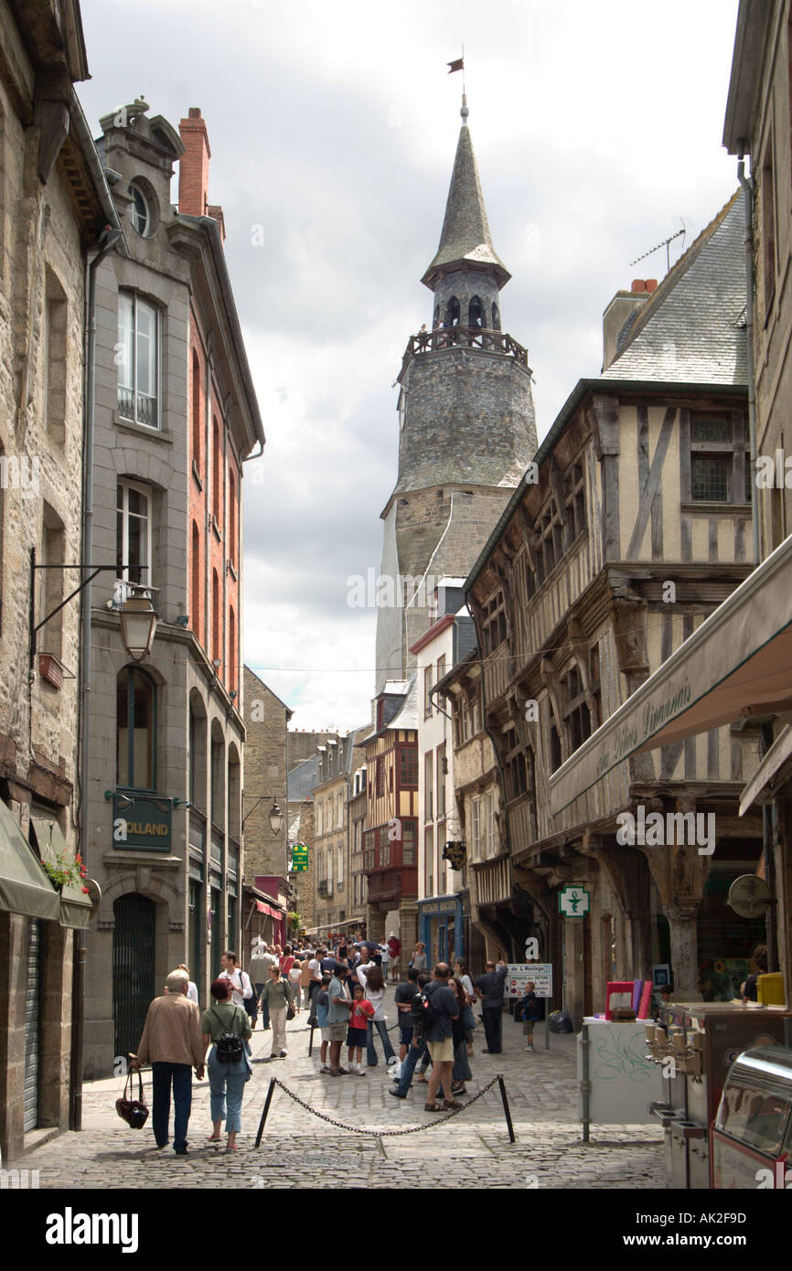 Stadtzentrum und Tour Horloge (Uhrturm), Dinan, Bretagne, Frankreich Stockfoto