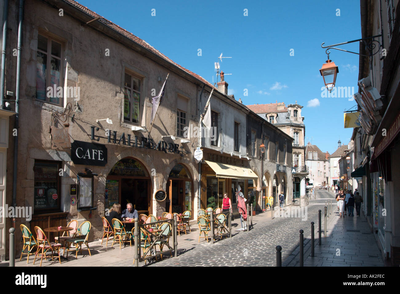 Straßencafé in der Altstadt, Beaune, Cote d ' or, Burgund, Frankreich Stockfoto