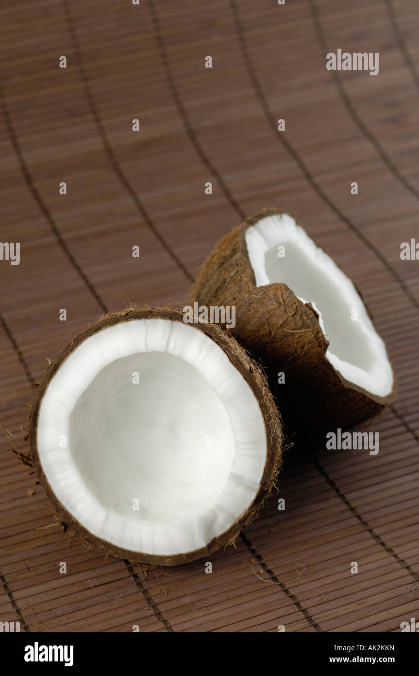 Kokosnuss in zwei Hälften gerissen Stockfoto