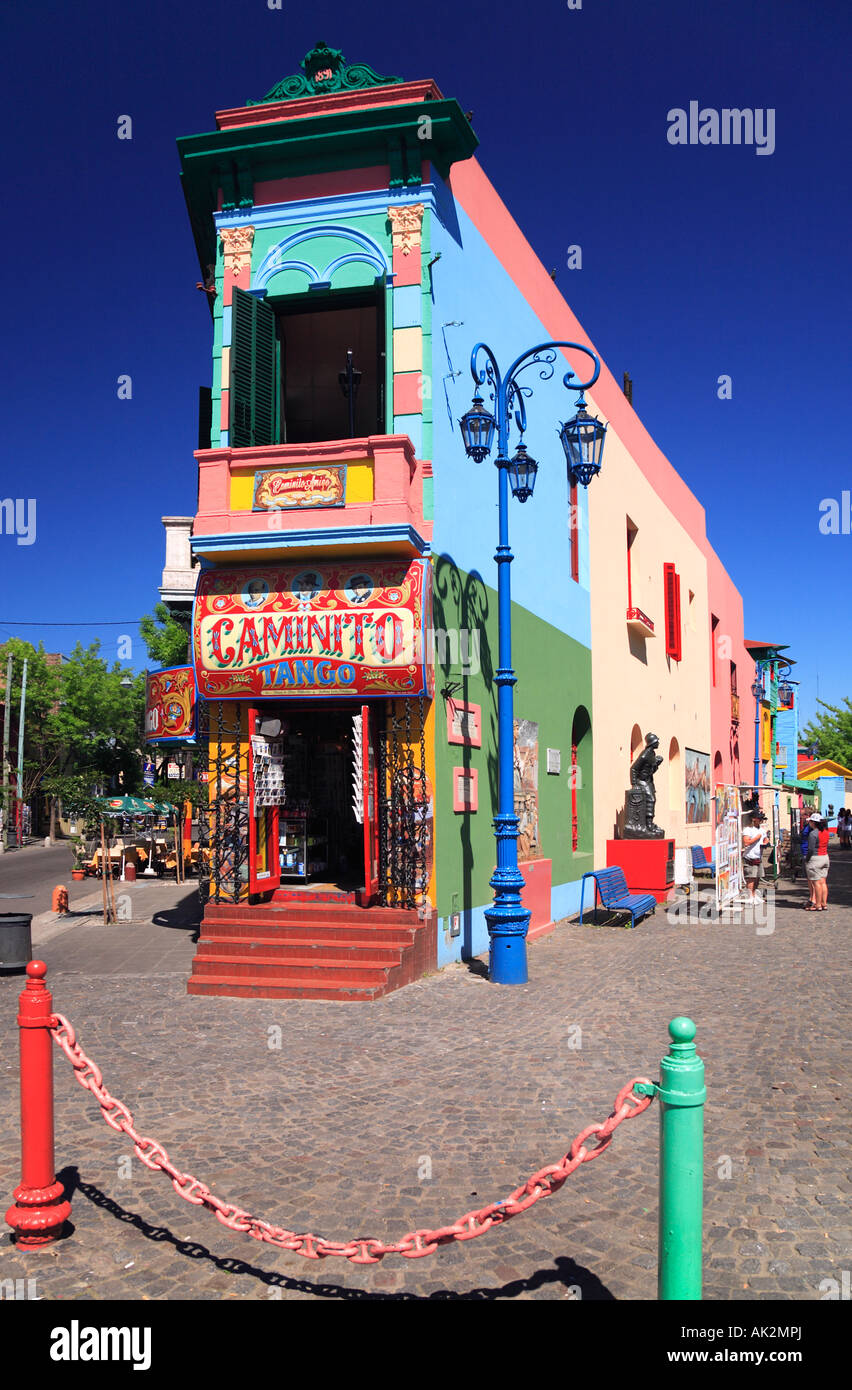 "Caminito Straße" allgemeine Anzeigen mit farbigen metallischen Ketten im Vordergrund, "La Boca" Stadt Buenos Aires, Argentinien. Stockfoto