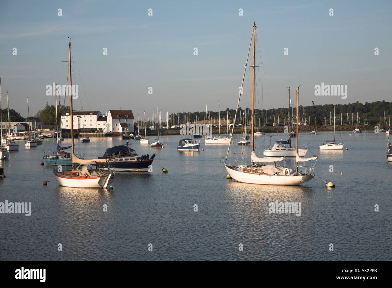 Boote auf dem Fluss Deben Woodbridge Suffolk England Stockfoto