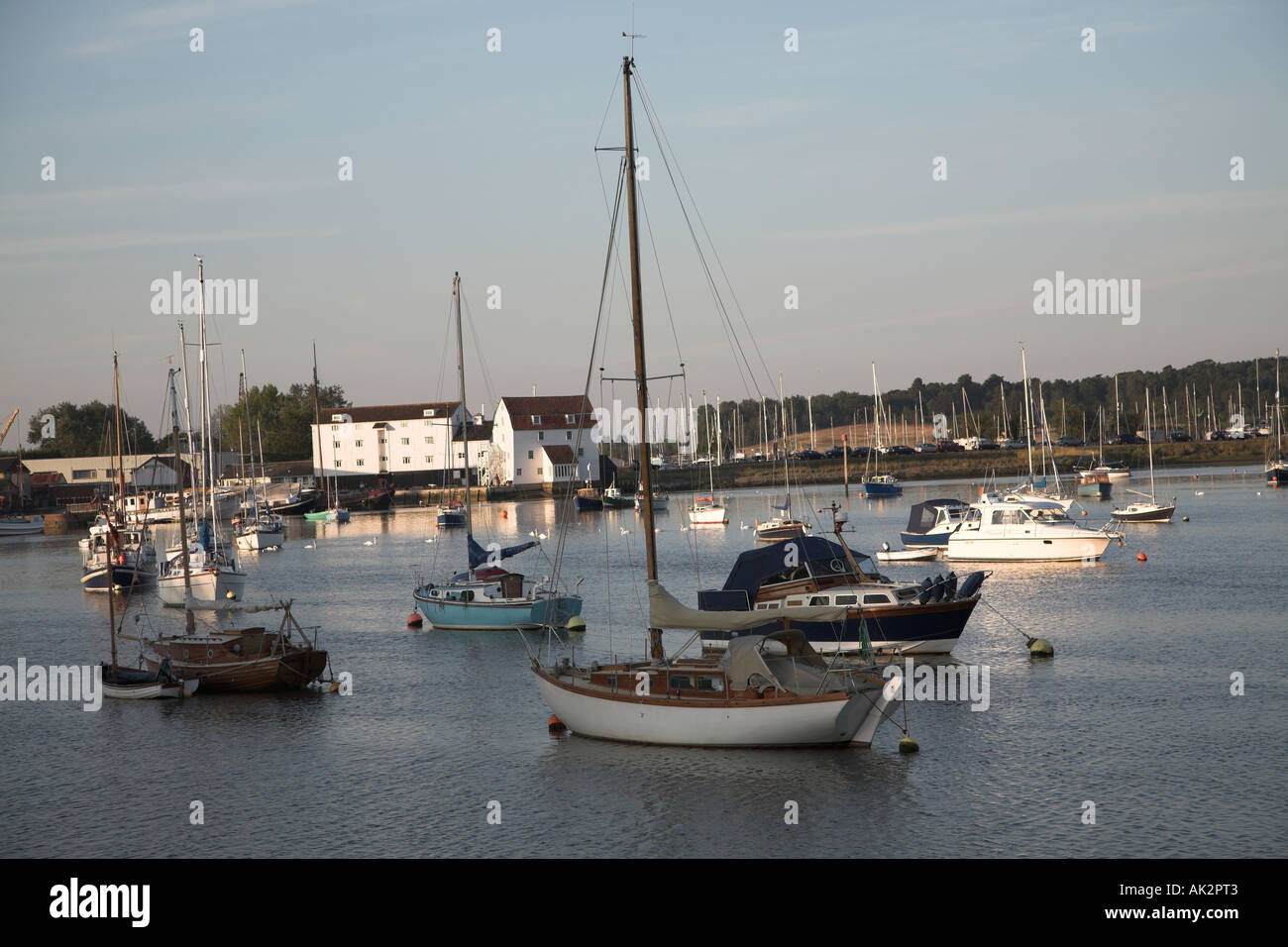 Boote auf dem Fluss Deben Woodbridge Suffolk England Stockfoto