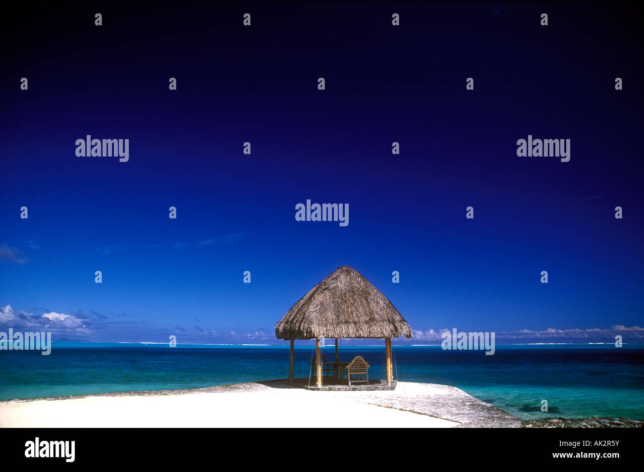 Strandhütte und Stühle am Rand der Lagune, Bora Bora Stockfoto