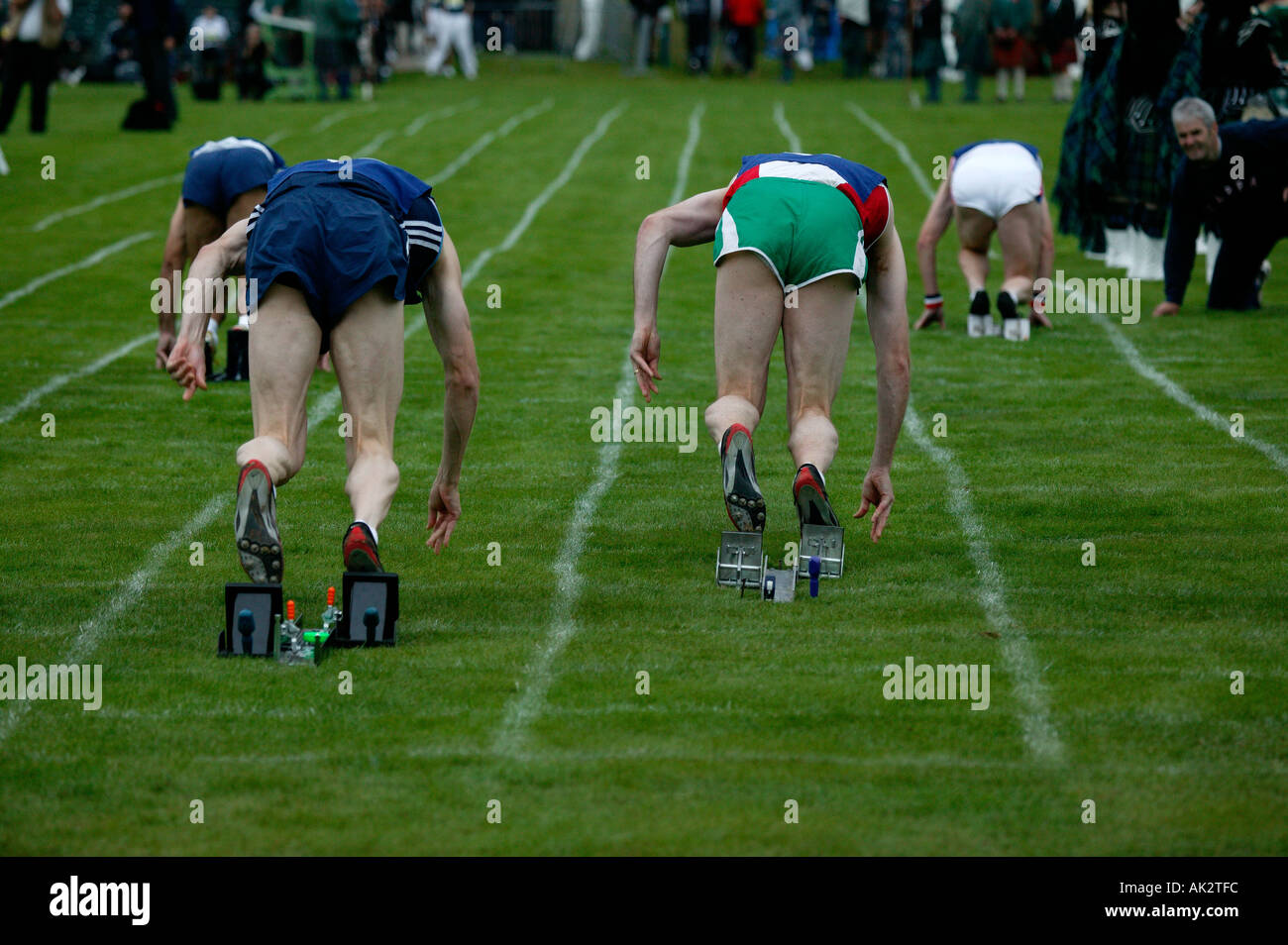 Braemar Gathering Highland Games Athleten auf den Weg nach Rennen Stockfoto