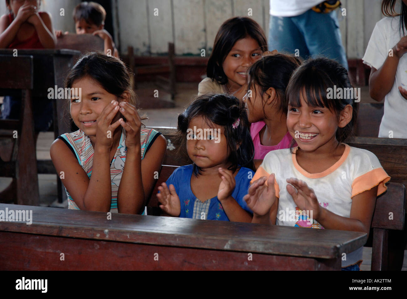 Peru. Grundschüler, Alter 6-11, in der Schule in Puerto Miquel.  Interessierte Touristen besuchen Schulen, Kultur kennen lernen Stockfoto