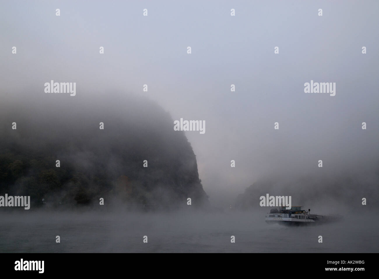 Kahn, vorbei an legendären Loreley-Felsen im Nebel, Rheintal, Deutschland Stockfoto