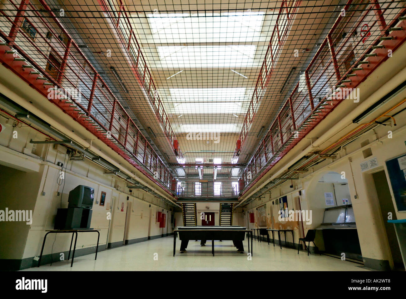 Innenraum eines Gefängnis-Zelle-Blocks. Stockfoto