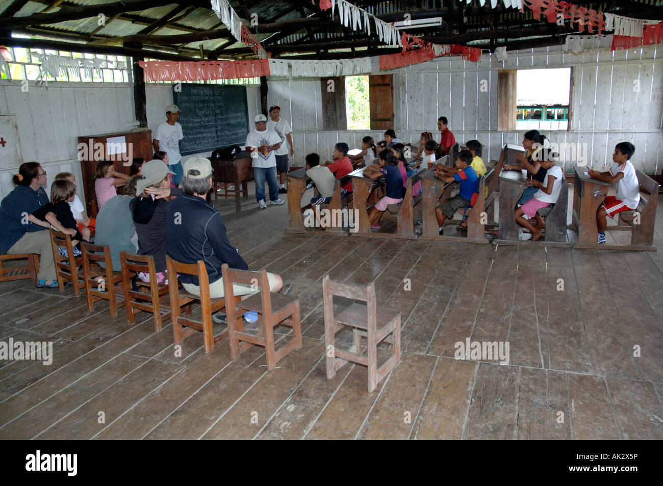 Grundschüler, 6-11 Jahre, am ersten Schultag in Puerto Miquel.  Interessierte Touristen besuchen Schule Kultur kennenlernen Stockfoto