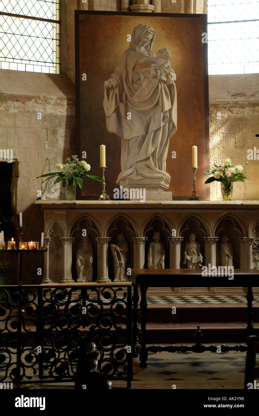 Altar Kerze Blumen Jungfrau Maria Holding Kind im Inneren der Kirche von Notre Dame in Arquebuse Frankreich Stockfoto