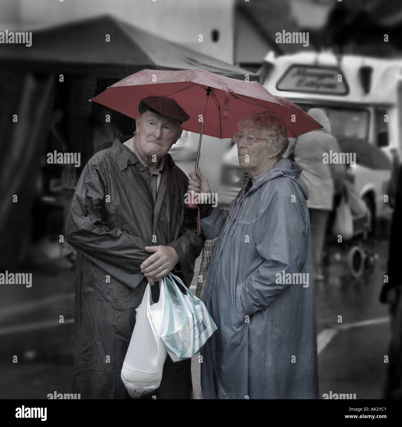 Älterer Mann und Frau im Sturm Stockfoto