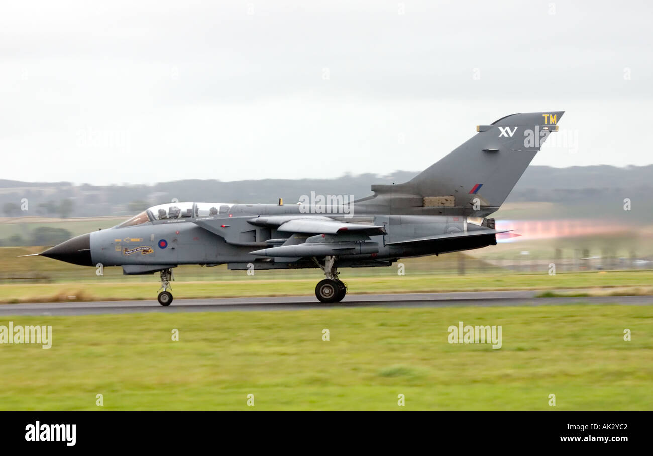 RAF Tornado GR4 15 R Squadron Jagdbomber auf Start ausführen mit vollen Nachbrenner Stockfoto