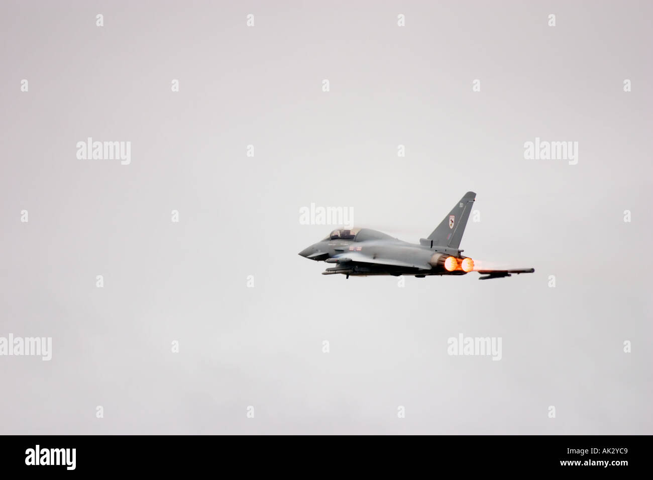 High-Speed-RAF Taifun T1 29 R Squadron Eurofighter Flugzeuge auf volle Nachbrenner mit Luft Kondensation Bufetting übergehen, Flügel Stockfoto